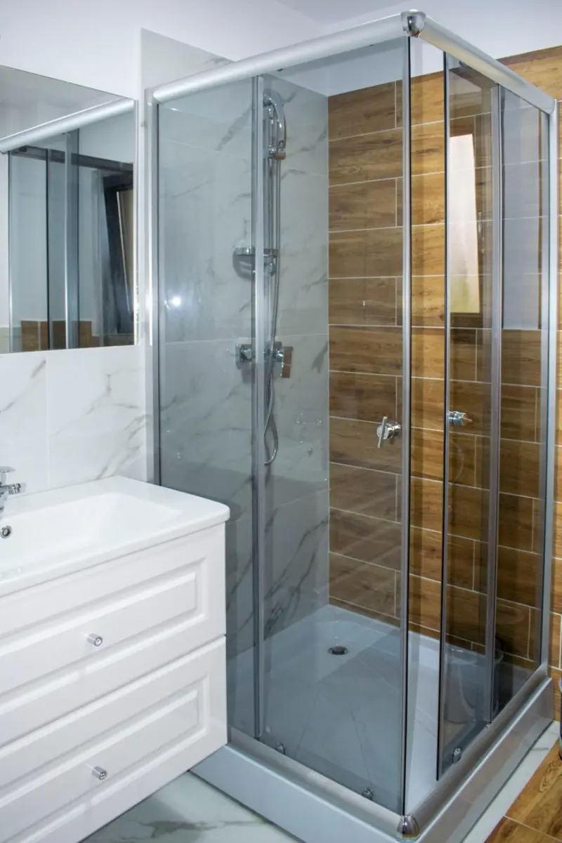 Baie cu cabină de duș și mobilier alb