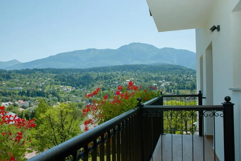 Balcon cu mușcate, spre munte