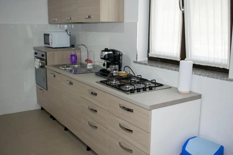 Bucătăria pentru oaspeți: aragaz, cuptor cu microunde și espressor