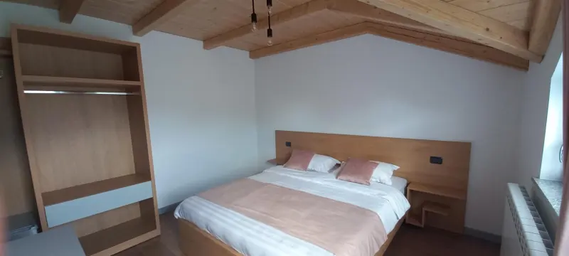 Cameră dublă cu dulap și lenjerie roz