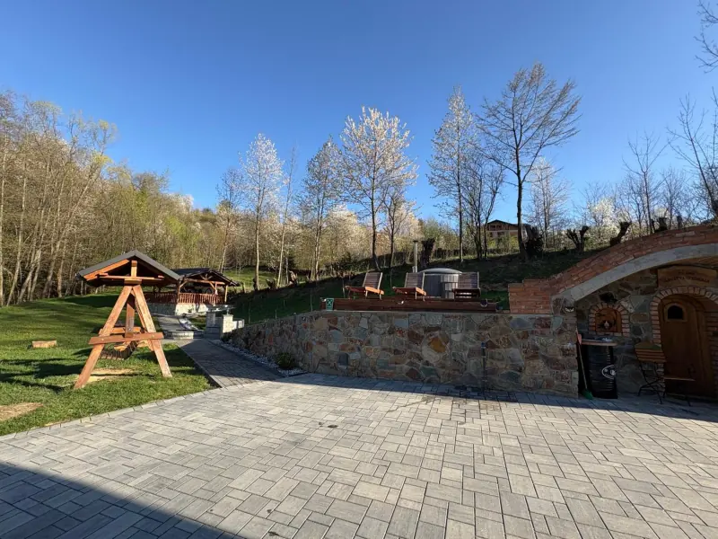 Aleea de piatră și intrarea în cramă, sub deal