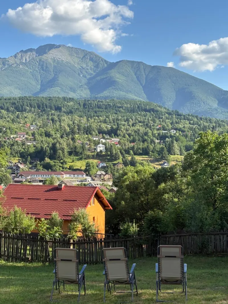 Scaune în grădină, cu Munții Rodnei în față