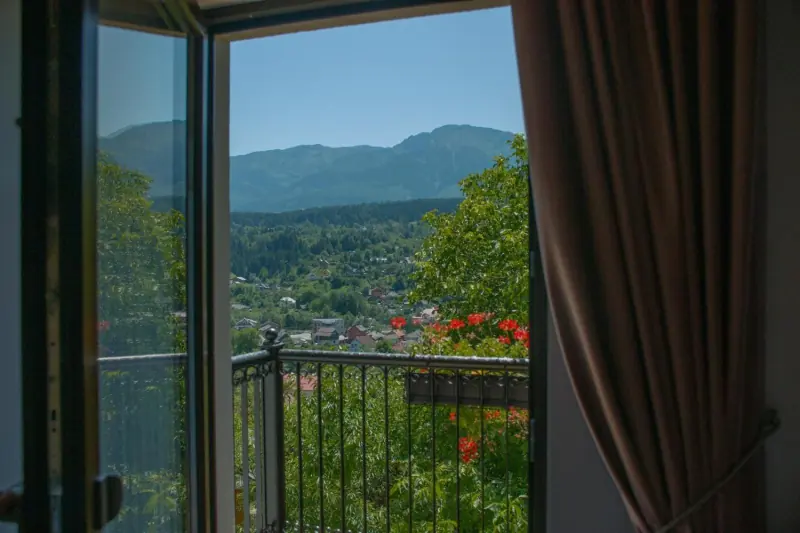 Priveliștea prin ușa balconului: Borșa și Munții Rodnei